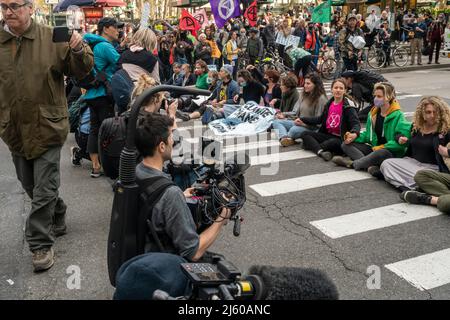 Les activistes de l'environnement affiliés à extinction Rebellion exécutent la désobéissance civile en bloquant la circulation sur la Sixième Avenue à New York le samedi 23 avril 2022. La manifestation a attiré l'attention sur l'inactivité du gouvernement pour mettre fin à la catastrophe climatique, les manifestants ont ensuite été arrêtés (© Richard B. Levine) Banque D'Images