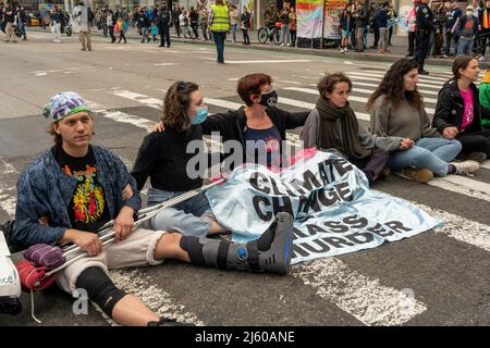 Les activistes de l'environnement affiliés à extinction Rebellion exécutent la désobéissance civile en bloquant la circulation sur la Sixième Avenue à New York le samedi 23 avril 2022. La manifestation a attiré l'attention sur l'inactivité du gouvernement pour mettre fin à la catastrophe climatique, les manifestants ont ensuite été arrêtés (© Richard B. Levine) Banque D'Images