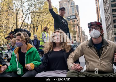 Les activistes de l'environnement affiliés à extinction Rebellion exécutent la désobéissance civile en bloquant la circulation sur la Sixième Avenue à New York le samedi 23 avril 2022. La manifestation a attiré l'attention sur l'inactivité du gouvernement pour mettre fin à la catastrophe climatique, les manifestants ont ensuite été arrêtés (© Richard B. Levine) Banque D'Images