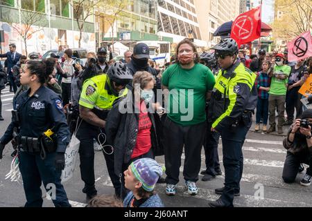 Les activistes de l'environnement affiliés à extinction Rebellion exécutent la désobéissance civile en bloquant la circulation sur la Sixième Avenue à New York le samedi 23 avril 2022. La manifestation a attiré l'attention sur l'inactivité du gouvernement pour mettre fin à la catastrophe climatique, les manifestants ont ensuite été arrêtés (© Richard B. Levine) Banque D'Images