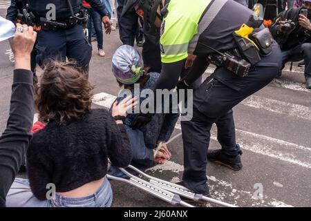 Les activistes de l'environnement affiliés à extinction Rebellion exécutent la désobéissance civile en bloquant la circulation sur la Sixième Avenue à New York le samedi 23 avril 2022. La manifestation a attiré l'attention sur l'inactivité du gouvernement pour mettre fin à la catastrophe climatique, les manifestants ont ensuite été arrêtés (© Richard B. Levine) Banque D'Images