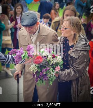 PYATIGORSK, RUSSIE - 09 MAI 2017 : carer et homme âgé avec un bâton de marche le jour de la victoire sur une parade du 9 mai Banque D'Images