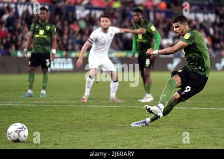 Dominic Solanke de Bournemouth (à droite) marque le deuxième but du match de la zone de pénalité lors du championnat Sky Bet au stade Swansea.com, Swansea. Date de la photo: Mardi 26 avril 2022. Banque D'Images