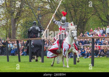 Chevaliers sur des joutes à cheval tout en portant une armure de corps pendant le Grand joust médiéval au château de Tamworth le jour de Saint-Georges. Banque D'Images