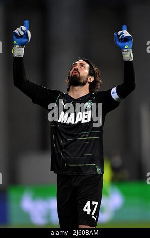 REGGIO NELl'EMILIA, ITALIE - AVRIL 25: Andrea Consigli des États-Unis Sassuolo célèbre après que Giacomo Raspadori des États-Unis Sassuolo ait son but d'ouverture, pendant la série Un match entre les États-Unis Sassuolo et Juventus au stade Mapei - Citta' del Tricolore le 25 avril 2022 à Regnell'Emilia, Italie. (Photo par MB Media) Banque D'Images