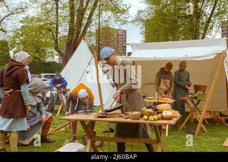 Nourriture préparée lors d'une reconstitution d'un camp médiéval dans le domaine du château de Tamworth, Angleterre, Royaume-Uni. Banque D'Images