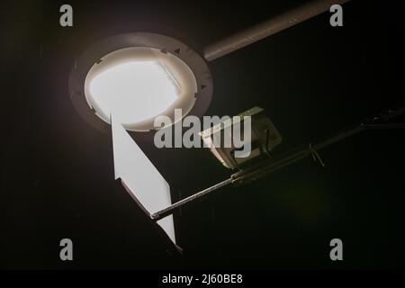 Heiningen, Allemagne. 26th avril 2022. Une caméra est montée sous une lampe de rue pour mesurer le nombre d'insectes. La nuit, l'éclairage sur la route à travers la ville doit être ajusté au volume de la circulation, protégeant ainsi les insectes. Les animaux sont attirés par la lumière et meurent dans les lumières ou le cercle devant eux jusqu'à ce qu'ils soient épuisés. Les insectes seront également comptés avec un système de caméra. Credit: Stefan Puchner/dpa/Alay Live News Banque D'Images