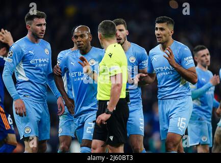 Les joueurs de Manchester City font appel à l'arbitre Istvan Kovacs après qu'une pénalité leur soit infligée lors de la demi-finale de la Ligue des champions de l'UEFA, First Leg, au stade Etihad, à Manchester. Date de la photo: Mardi 26 avril 2022. Banque D'Images