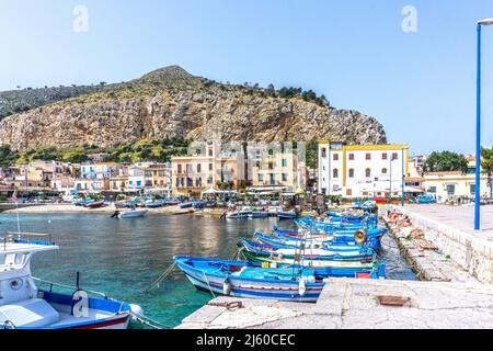 Les petits bateaux de pêche colorés amarrés le long de la jetée de Mondello, Sicile, Italie. Banque D'Images