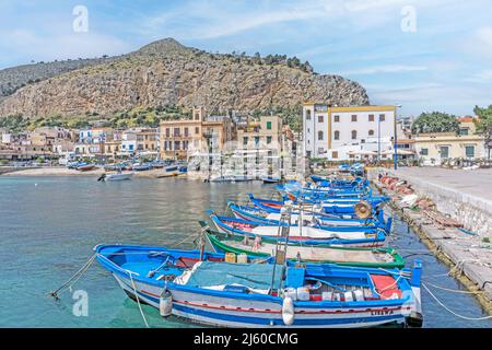 Les petits bateaux de pêche colorés amarrés le long de la jetée de Mondello, Sicile, Italie. Banque D'Images