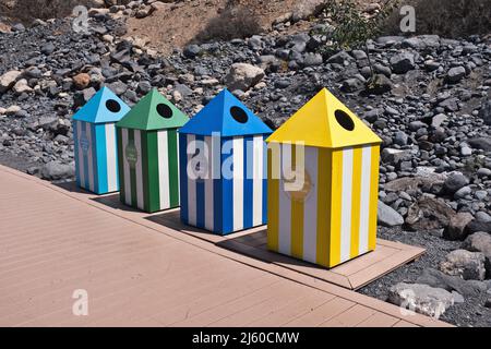 dh bacs de recyclage COSTA ADEJE TENERIFE poubelle rangée de déchets de plage recyclables Banque D'Images