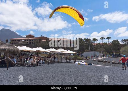 dh la Caleta COSTA ADEJE TENERIFE parapente Playa de la Enramada plages café plage de sable noir côte sud touristes tandem restaurants parapente Banque D'Images