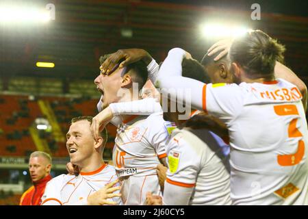 Oakwell, Barnsley, Angleterre - 26th avril 2022 les joueurs de Blackpool mob Oliver Casey (2nd à gauche) après qu'il l'a fait 0 - 2 pendant le jeu Barnsley v Blackpool, Sky Bet EFL Championship 2021/22, à Oakwell, Barnsley, Angleterre - 26th avril 2022 crédit: Arthur Haigh/WhiteRosePhotos/Alay Live News Banque D'Images