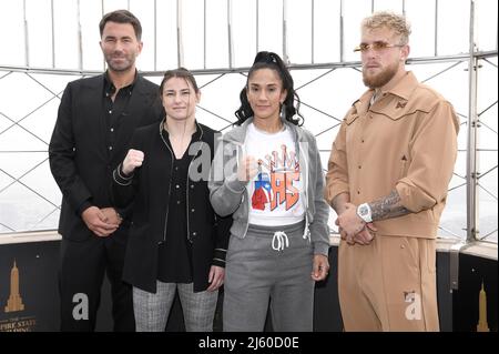 New York, États-Unis. 26th avril 2022. (G-D) Eddie Hearn, président de Matchroom Sport, les boxeurs professionnels Katie Taylor et Amanda Serrano, et Jake Paul posent pour des photos sur la terrasse d'observation lors de leur visite à l'Empire State Building pour le lancement de la semaine de combat à New York, NY, le 26 avril 2022. (Photo par Anthony Behar/Sipa USA) crédit: SIPA USA/Alay Live News Banque D'Images