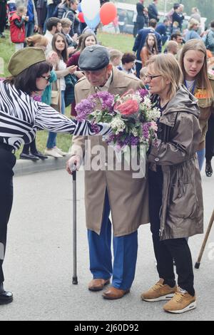 PYATIGORSK, RUSSIE - 09 MAI 2017 : homme âgé et soignant avec un bâton de marche le jour de la victoire Banque D'Images