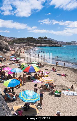 dh Playa del Duque COSTA ADEJE TENERIFE vacances touristiques plage personnes plages de la côte sud vacanciers Banque D'Images