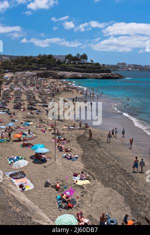 dh Playa del Duque COSTA ADEJE TENERIFE vacances touristiques plage personnes plages de la côte sud vacanciers Banque D'Images