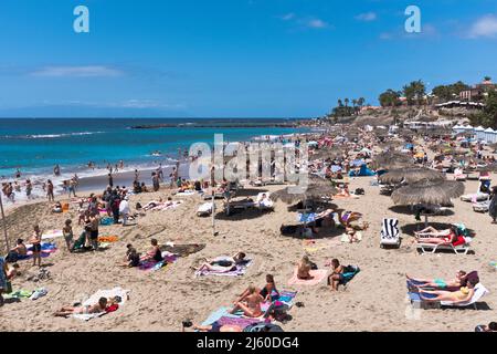 dh Playa del Duque COSTA ADEJE TENERIFE vacances touristiques plage personnes littoral sud plages vacanciers bleu ciel Banque D'Images