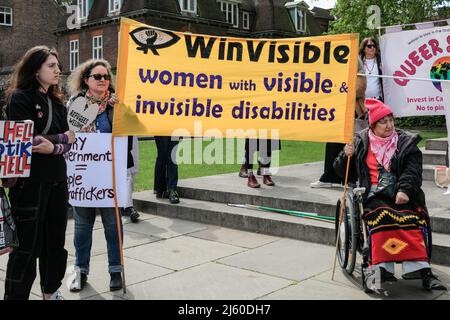 Londres, Royaume-Uni. 26th avril 2022. Un groupe d'environ 100 000 femmes demandeurs d'asile de tous les continents, dont beaucoup ont fui la violence et la persécution, et leurs partisans, protestent devant les chambres du Parlement contre le projet de loi sur la nationalité et les frontières pour exhorter la Chambre des Lords à s'opposer fermement à ce projet de loi. La manifestation est organisée par Global Women contre les déportations. Credit: Imagetraceur/Alamy Live News Banque D'Images