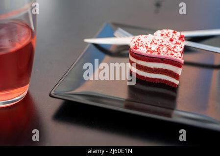 Gâteau Velvet rouge avec thé et café sur la terrasse du café urbain Banque D'Images