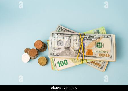 Billets multidevises, pièces en euros, dollars sur fond bleu. Le concept de l'économie mondiale en temps de crise, vue de dessus Banque D'Images
