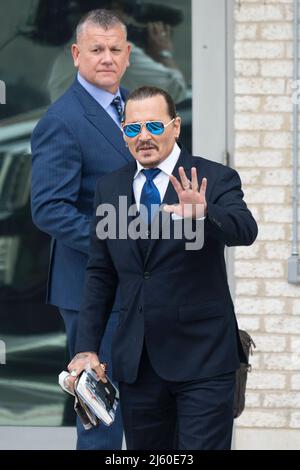 Fairfax, Virginie 25th avril 2022. L'acteur Johnny Depp arrive pour son procès anti-diffamation au palais de justice du comté de Fairfax à Fairfax, va, le lundi 25 avril 2022. Credit: Chris Kleponis/CNP (RESTRICTION: PAS de journaux ou journaux New York ou New Jersey dans un rayon de 75 miles de New York) Credit: dpa/Alay Live News Banque D'Images