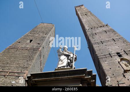 Les deux Tours et la statue de Saint Petronius (San Petronio), Bologne, Émilie-Romagne, nord de l'Italie, avril 2022 Banque D'Images