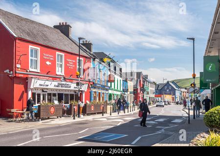 Restaurants, pubs et boutiques sur Strand Street à Dingle, comté de Kerry, Irlande. Banque D'Images