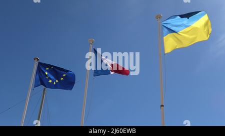 Le drapeau de l'Ukraine et le drapeau européen avec le drapeau de la France unis pour soutenir l'invasion de l'Ukraine et son adhésion à l'Union européenne. Isolé sur bleu Banque D'Images