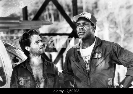 Clayton Rohner, Danny Glover, sur le tournage du film, « BAT 21 », Tri-Star Pictures, 1988 Banque D'Images