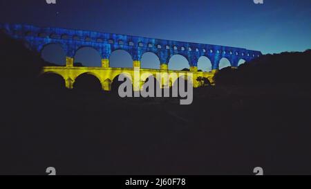 Pont du Gard avec drapeau de l'Ukraine à l'appui de l'invasion de l'Ukraine et de son adhésion à l'Union européenne. Aqueduc romain de la ville de Nîmes en France Banque D'Images