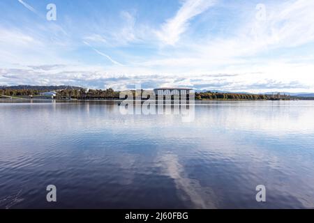 Nouveau Parlement et bibliothèque nationale sur les rives du lac Burley Griffin à Canberra, TERRITOIRE DE LA CAPITALE AUSTRALIENNE, Australie Banque D'Images