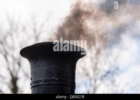 Le charbon de qualité importé est démontré dans un moteur de traction à vapeur pour illustrer une plus grande pollution par rapport au charbon à vapeur sèche gallois, qui risque de se terminer Banque D'Images