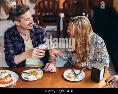 un couple qui se fait griller assis à une table dans un restaurant Banque D'Images