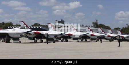 Fort Lauderdale, États-Unis. 26th avril 2022. Les Thunderbirds de la U.S. Air Force arrivent à l'aéroport international de fort Lauderdale-Hollywood pendant la journée médiatique à fort Lauderdale, en Floride, le mardi 26 avril 2022. Le spectacle aérien de fort Lauderdale présentera les Thunderbirds de l'armée de l'air américaine, la foudre F-35 de la marine, La Thunderbolt A-10, la marine F-18 Rhino et Michael Goulian et se déroulera les 30 avril et 1 mai 2022 sur la plage de fort Lauderdale. Photo de Gary I Rothstein/UPI crédit: UPI/Alay Live News Banque D'Images