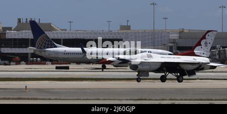 Fort Lauderdale, États-Unis. 26th avril 2022. Deux membres de la U.S. Air Force Thunderbirds arrivent à l'aéroport international de fort Lauderdale-Hollywood lors d'une journée médiatique à fort Lauderdale, en Floride, le mardi 26 avril 2022. Le spectacle aérien de fort Lauderdale présentera les Thunderbirds de l'armée de l'air américaine, la foudre F-35 de la marine, La Thunderbolt A-10, la marine F-18 Rhino et Michael Goulian et se déroulera les 30 avril et 1 mai 2022 sur la plage de fort Lauderdale. Photo de Gary I Rothstein/UPI crédit: UPI/Alay Live News Banque D'Images