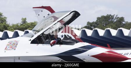 Fort Lauderdale, États-Unis. 26th avril 2022. Le lieutenant-colonel Justin Elliott, commandant/chef de la US Air Force Thunderbirds, arrive à l'aéroport international de fort Lauderdale-Hollywood lors d'une journée médiatique à fort Lauderdale, en Floride, le mardi 26 avril 2022. Le spectacle aérien de fort Lauderdale présentera les Thunderbirds de l'armée de l'air américaine, la foudre F-35 de la marine, La Thunderbolt A-10, la marine F-18 Rhino et Michael Goulian et se déroulera les 30 avril et 1 mai 2022 sur la plage de fort Lauderdale. Photo de Gary I Rothstein/UPI crédit: UPI/Alay Live News Banque D'Images