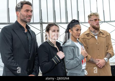 New York, États-Unis, 26 avril 2022. (G-D): Promoteur sportif britannique et président de Matchroom Sport British Edward 'Eddie' Hearn, champion du monde léger incontesté Katie Taylor d'Irlande, championne du monde de sept divisions Amanda Serrano de Porto Rico et fondateur de la plupart des promotions Jake Paul posent lors d'un événement promotionnel à l'Empire State Building. Les deux meilleurs boxeurs féminins du monde ont allumé les lumières de l'emblématique monument de New York avec les couleurs de l'Irlande et de Porto Rico avant leur combat historique au Madison Square Garden pour l'incontesté World Lightweight T Banque D'Images