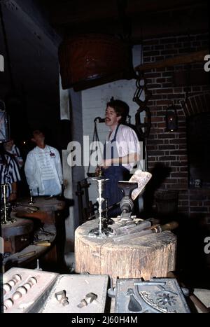 Williamsburg, Virginie. ÉTATS-UNIS 9/1987. Maître argentée de Colonial Williamsburg. Service d'argent fait à la main, emblèmes, boucles, et service de table. Banque D'Images