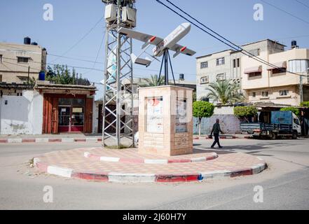 Gaza, Palestine. 26th avril 2022. Un modèle de drone appelé ''Ababil'' est vu au centre de la bande de Gaza, et c'est le premier drone de fabrication locale, fabriqué et développé par les ingénieurs des Brigades de Qassam, l'aile militaire du mouvement islamique Hamas dans la bande de Gaza. (Credit image: © Yousef Masoud/SOPA Images via ZUMA Press Wire) Banque D'Images