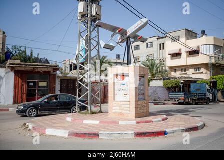 Gaza, Palestine. 26th avril 2022. Un modèle de drone appelé ''Ababil'' est vu au centre de la bande de Gaza, et c'est le premier drone de fabrication locale, fabriqué et développé par les ingénieurs des Brigades de Qassam, l'aile militaire du mouvement islamique Hamas dans la bande de Gaza. (Credit image: © Yousef Masoud/SOPA Images via ZUMA Press Wire) Banque D'Images