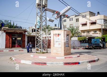 Gaza, Palestine. 26th avril 2022. Un modèle de drone appelé ''Ababil'' est vu au centre de la bande de Gaza, et c'est le premier drone de fabrication locale, fabriqué et développé par les ingénieurs des Brigades de Qassam, l'aile militaire du mouvement islamique Hamas dans la bande de Gaza. (Credit image: © Yousef Masoud/SOPA Images via ZUMA Press Wire) Banque D'Images