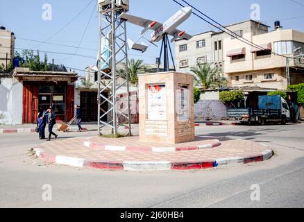 Gaza, Palestine. 26th avril 2022. Un modèle de drone appelé ''Ababil'' est vu au centre de la bande de Gaza, et c'est le premier drone de fabrication locale, fabriqué et développé par les ingénieurs des Brigades de Qassam, l'aile militaire du mouvement islamique Hamas dans la bande de Gaza. (Credit image: © Yousef Masoud/SOPA Images via ZUMA Press Wire) Banque D'Images