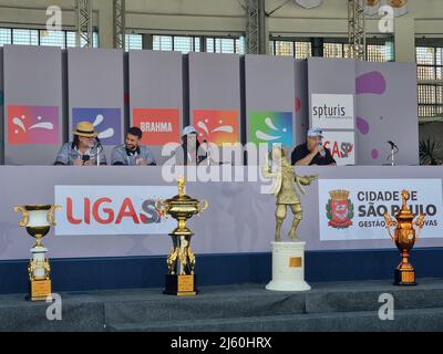 Sao Paulo, Sao Paulo, Brésil. 26th avril 2022. (INT) les résultats pour définir le champion de l'école de samba du Carnaval de Sao Paulo. 26 avril 2022, Sao Paulo, Brésil: Des membres du groupe spécial des écoles de samba de Sao Paulo accompagnent la vérification des défilés du Carnaval 2022, à Anhembi Sambadrome, à Sao Paulo, le mardi (26) (Credit image: © Leco Viana/TheNEWS2 via ZUMA Press Wire) Banque D'Images