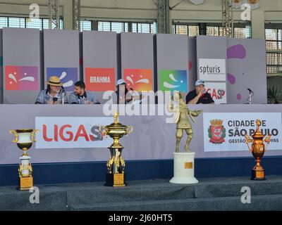 Sao Paulo, Sao Paulo, Brésil. 26th avril 2022. (INT) les résultats pour définir le champion de l'école de samba du Carnaval de Sao Paulo. 26 avril 2022, Sao Paulo, Brésil: Des membres du groupe spécial des écoles de samba de Sao Paulo accompagnent la vérification des défilés du Carnaval 2022, à Anhembi Sambadrome, à Sao Paulo, le mardi (26) (Credit image: © Leco Viana/TheNEWS2 via ZUMA Press Wire) Banque D'Images