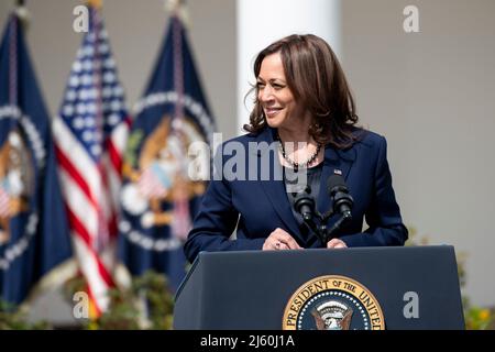 Washington, États-Unis. 11th avril 2022. Photo du dossier prise le 11 avril 2022 montre le vice-président américain Kamala Harris assister à un événement à la Maison Blanche à Washington, DC, aux États-Unis. Harris a été testée positive pour COVID-19 lors de tests rapides et PCR le 26 avril, a déclaré son porte-parole. Credit: Liu Jie/Xinhua/Alay Live News Banque D'Images