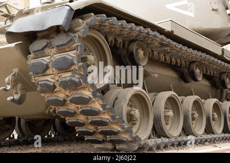 ISRAËL - 24 avril 2022 : char de Merkava des forces de défense israéliennes à la mémoire de l'officier tombé de la brigade de Golani à Beer Sheva. Éditorial Banque D'Images