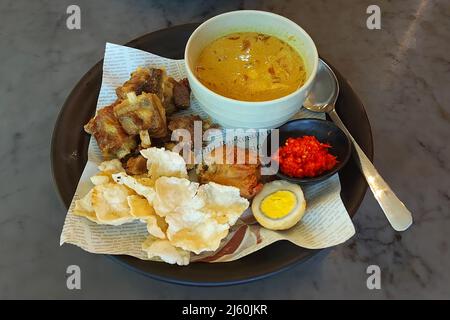 Soupe d'agneau frit, cuisine indonésienne au Sate Senayan Cafe, Jakarta, Indonésie Banque D'Images