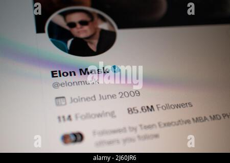 Slovénie, Ljubljana 2022 avril 27 : profil Twitter d'Elon Musk à l'écran. Banque D'Images