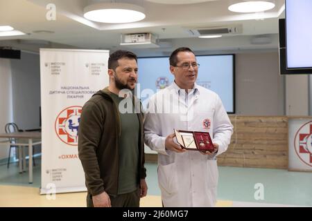 Kiev, Ukraine. 26th avril 2022. Le président ukrainien Volodymyr Zelenskyy, à droite, présente des médailles au personnel et aux médecins de l'hôpital national spécialisé pour enfants d'Okhmatdyt, le 26 avril 2022 à Kiev, en Ukraine. Credit: Présidence de l'Ukraine/Présidence de l'Ukraine/Alamy Live News Banque D'Images